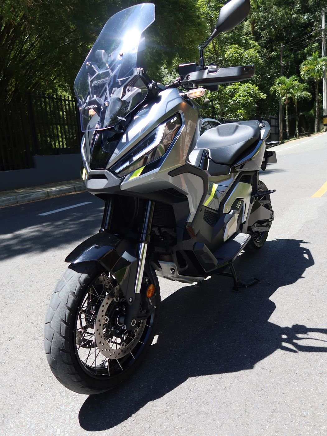 Honda ADV 750 gris mate fotografiada por MT Autos